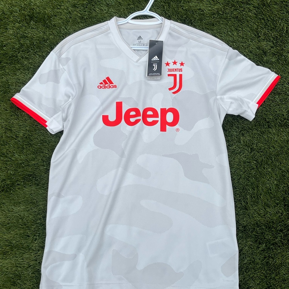 Juventus men’s 2019/20 away jersey in new condition BNWT size medium M
